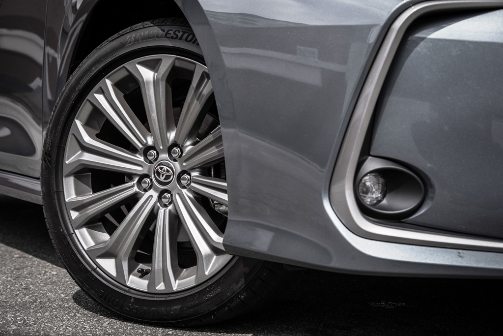 Novo Toyota Corolla usa pneus Bridgestone e baterias Heliar - Auto Destaque